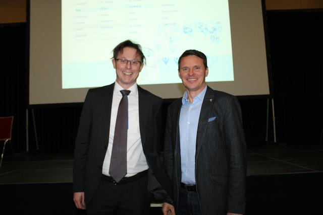 Primarius Dr. Thomas Roskaric mit dem Moderator des Abends Stadtrat Alexander Radl (von links)