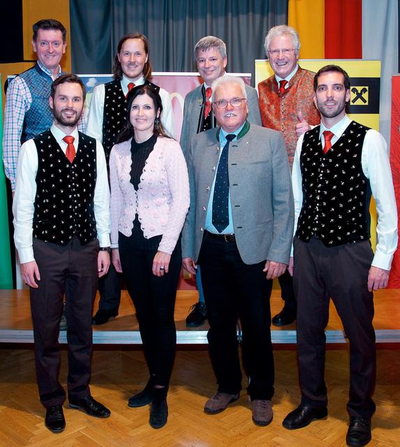 (von links vorne) Christoph Platzner (Ltg. Young Voices ), Dani Di Bernardo (Organisation ), Johann Innerhofer (Raiffeisen), Mario Leeb (Almrose Radenthein)
(von links hinten): Seppi Rukavina (Moderator), Florian Bayer (Almrose Radenthein), Michael Novak (Alpen-Adriachor Villach), Richi Di Bernardo (Projektleiter)
