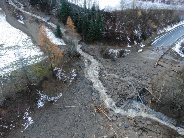 Straßen wurden teilweise weggerissen.