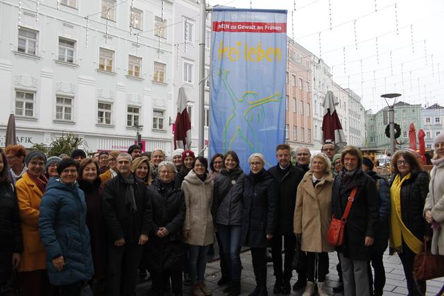 VertreterInnen aus Politik und Sozialeinrichtungen hissen gemeinsam mit dem Bürgermeister Albert Ortig sowie dem Vorstand und dem Team des Frauenhauses Innviertel die Anti-Gewalt-Fahne.