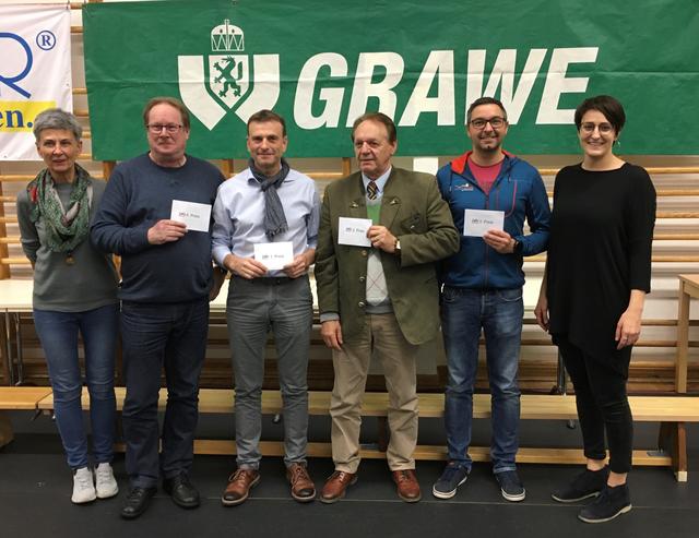 Dir. Johannes Fuchs (3.v.l.) konnte das Preisschnapsen in seiner Schule gewinnen.