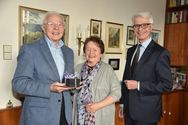 
Im Bild Dipl.-Ing. Dr. Josef Berger mit Gattin Dora und GR HR Dr. Ernst Schebesta. | Foto: Pohl