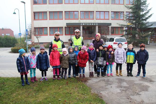 Jasmin, Mariella, Paula, Emma, Jana, Jakob, Michael, Isabell, Mia, Leopold, Florian, Alexandra, Stephanie, Jonas und Maximilian mit GI Salzer, BI Dengler, SR Elfriede Bachl