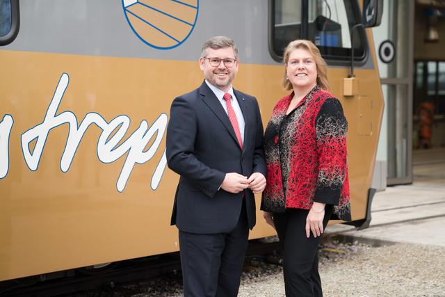 Mobilitätslandesrat Ludwig Schleritzko und Niederösterreich Bahnen Geschäftsführerin Barbara Komarek mit der Himmelstreppe der Mariazellerbahn.