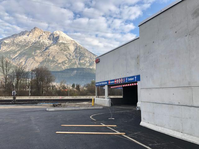 Noch Baustelle: Zufahrt zum neuen Parkdeck am Bahnhof Telfs-Pfaffenhofen über eine eigene Straße von Westen. Pendler, die ihr Auto auf dem neuen Areal am Bahnhof parken, werden künftig zur Kasse gebeten, auch die Gemeinden der Region (Ausnahme Rietz) zahlen ihren Beitrag.
