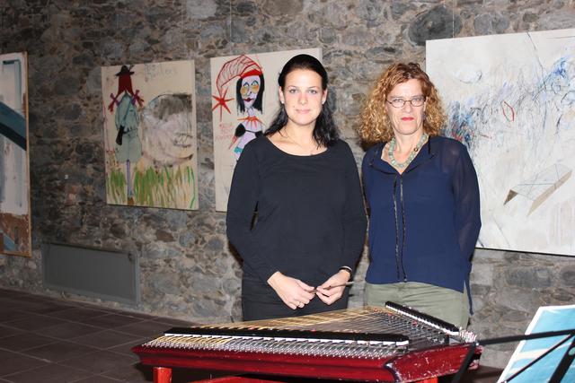 Hemma Pleschberger und Galerieleiterin Elisabeth Kleinwächter  | Foto: Kulturamt/Astner