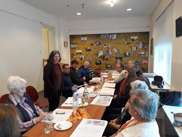Diskussion: Stadträtin Elke Kahr erörterte die Ideen mit Bewohnern des Bezirks Gries im Siedlungszentrum Denggenhof.