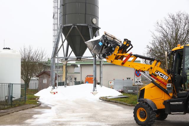 Mit einem Bagger wurde die Bescherung abtransportiert.