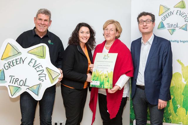 (von links:) Umwelt Verein Obmann Michael Kneisl, LHStv.in Ingrid Felipe und Klimabündnis Geschäftsführer Andrä Stigger übergaben die Urkunde an Maria Gschwentner von der FSBHM Rotholz (Mitte) für die Veranstaltung "Essen macht Wissen"