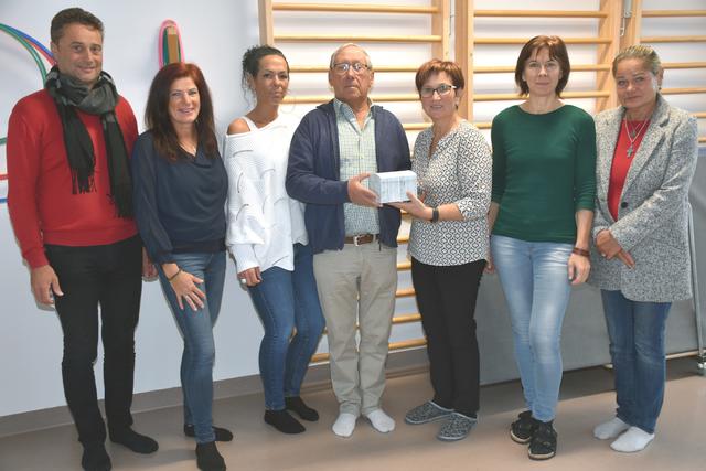 Sparverein M10 aus Schwertberg übergibt 3.000 Euro an den Elternverein des Therapiezentrums Waldhausen.  | Foto: Robert Zinterhof