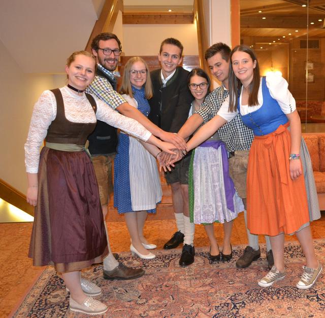 Der neue Vorstand der Landjugend Bezirk Pongau-Tennengau. (v.l.n.r.: Valerie Wallner (Landjugend Gastein), Benedikt Weißacher (Landjugend Pfarrwerfen), Marlene Gruber (Landjugend Gastein), Marcel Gainschnigg (Landjugend Großarl-Hüttschlag), Valentina Leidinger (Landjugend Annaberg-Lungötz), Gerhard Auer (Landjugend Hüttau), Marina Hettegger (Landjugend Großarl-Hüttschlag))
