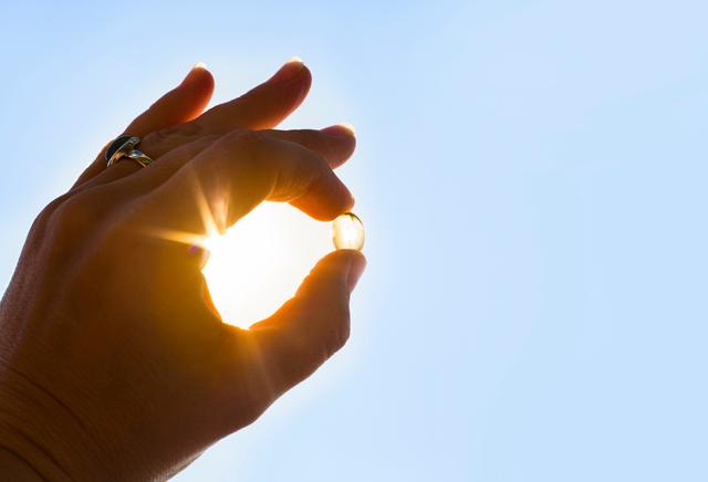 Bei mangelndem Sonnenlicht kann die Einnahme von Vitamin-D-Präparaten sinnvoll sein.   | Foto: FotoHelin / shutterstock..com