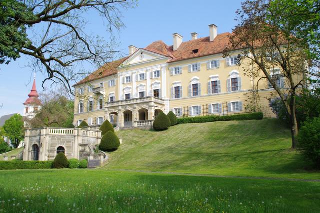 Das Schloss Halbenrain im Ortskern der Marktgemeinde ist ein absoluter Blickfang und Heimat der Fachschule und der Sommerakademie Hortus Niger.