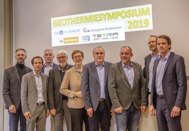 Vortragende des ersten Geothermiesymposiums. Von links nach rechts: Robert Phlipp (Terra Umwelttechnik GmbH), Rusbeh Rezania (Wien Energie GmbH), Stefan Wehinger (ENERCRET GmbH), Erwin Knapek (Bundesverband Geothermie e.V.), Theresia Vogel (Klima- und Energiefonds), Johann Goldbrunner (Geoteam Ges.m.b.H.), Hans Schwareznhofer (Frutura Obst & Gemüse Kompetenzzentrum GmbH), Gregor Götzl (Geologische Bundesanstalt), Peter Keglovic (Wien Energie GmbH).