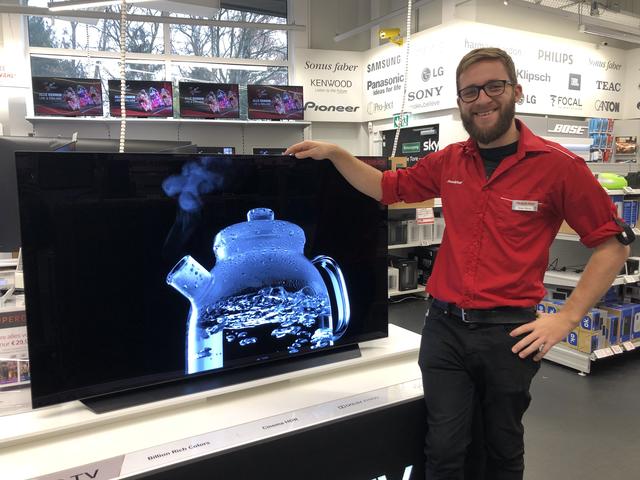 Moritz Bauer ist Leiter der Abteilung für TV-Geräte der Mediamarkt-Filiale in der Rieder Weberzeile.
