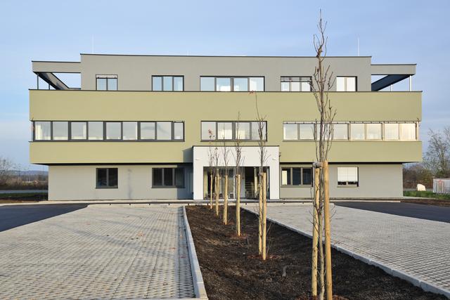 Gelungene Optik: Helle, lichtdurchflutete Räume sowie eine große Terrasse bieten den Mitarbeitern beste Arbeitsbedingungen.