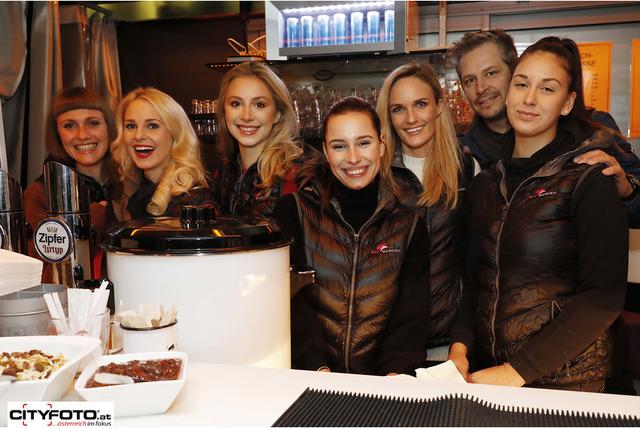 Von Links: LT1-Moderatorinnen Sandrine Wauthy, Silvia Schneider, Isabella Köck, Patricia Kaiser und Skygarden-Team