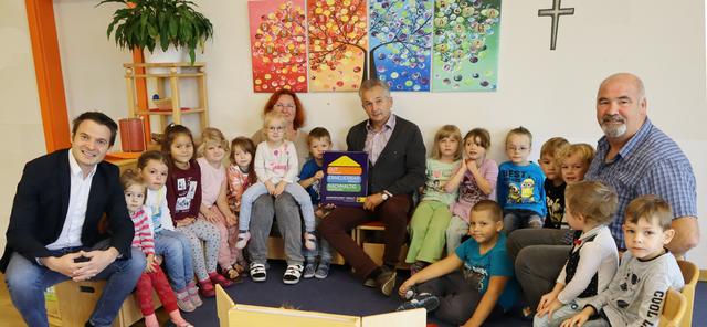 Regionsleiter NÖ-Mitte Martin Ruhrhofer, Bürgermeister Leopold Figl und Umweltgemeinderat Günter Fischer freuen sich mit den Kindern des Kindergartens in Langenrohr über die Auszeichnung.