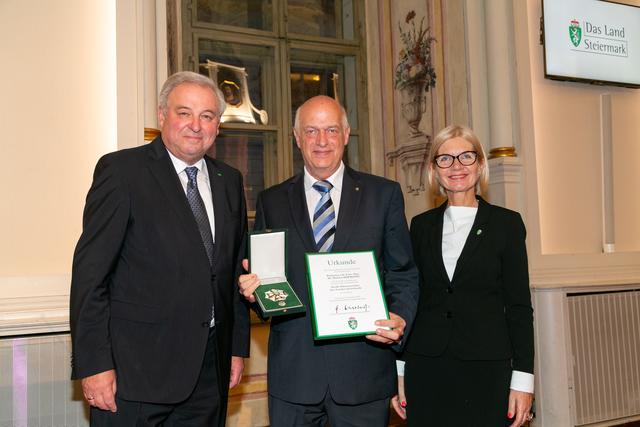 Hannes Hofmann bekam das Großes Ehrenzeichen. | Foto: Land Steiermark/Frankl