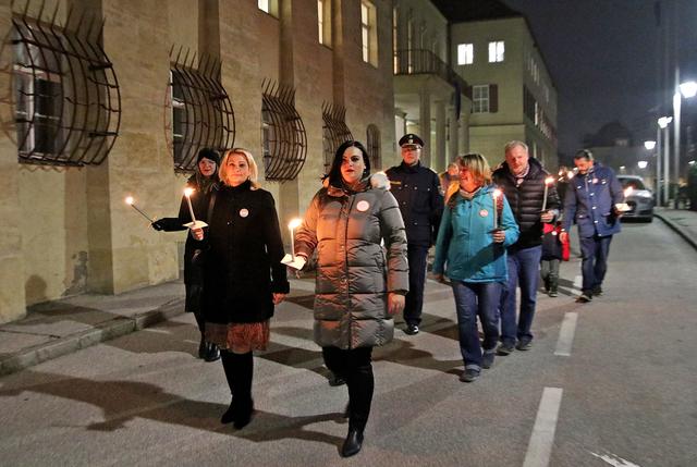 Landesrätin Daniela Winkler (vorne li.), Frauenlandesrätin Astrid Eisenkopf (vorne re.) und Vertreter der Gewaltschutzeinrichtungen, des Frauen- und Sozialhauses, der Frauenberatungsstellen und des Gewaltschutzzentrums beim Fackelzug zum Rathaus in Eisenstadt