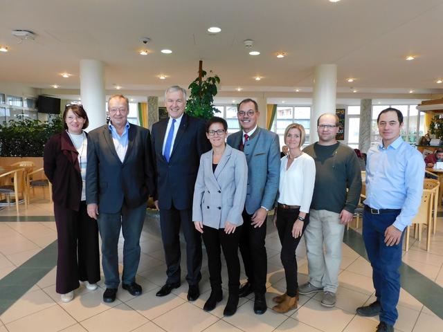 Direktorin Andrea Sutter-Münz und geschäftsführender Gesellschafter Hans Günther Loher von der Klinik Pirawarth mit Martin Eichtinger und von der Gemeinde Bad Pirawarth Verena Gstaltner, Bürgermeister Kurt Jantschitsch, Bettina Gaismayer, Florian Lehner und Johannes Hofmeister | Foto: Klinik Pirawarth