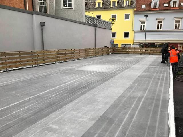 Die Eisproduktion am neuen Köflacher Eislaufplatz hat begonnen.