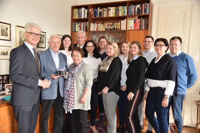 Im Bild Dipl.-Ing. Dr. Josef Berger mit Gattin Dora mit ihren Kindern Bibiana, Clemens und Eva sowie den Kindern und Ehepartnern sowie mit GR HR Dr. Ernst Schebesta.