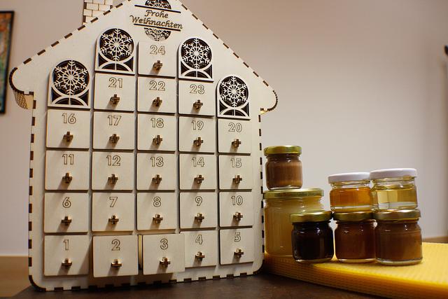 Einen besonderen Adventkalender hat Leonhard Gruber aus Göriach. Dieser ist nämlich aus Holz und daher Jahr für Jahr wiederverwendbar. Heuer wird er mit Honigprodukten befüllt.