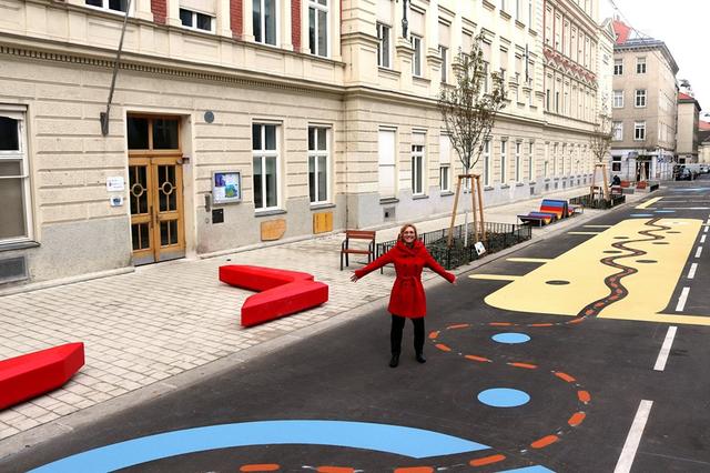 Die Straße wurde nach den Vorstellungen der Kinder gestaltet. Auch Bezirkschefin Lea Halbwidl freut sich über das Ergebnis. | Foto: BV 4