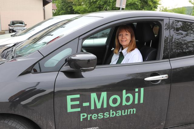 Abholdienst am Bahnhof Tullnerbach-Pressbaum mit dem E-Mobil.