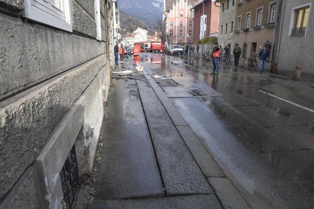 Sperre der Innstraße nach Wasserrohrbruch. | Foto: Zeitungsfoto.at