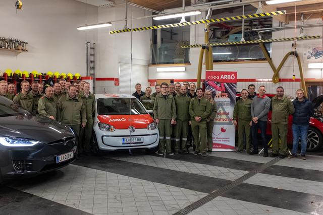 Bild: ARBÖ OÖ-Schulungsleiter Johannes Kremslehner (3.v.r.) mit den frisch geschulten Mitgliedern der Feuerwehren Arbing, Baumgartenberg und Klam.