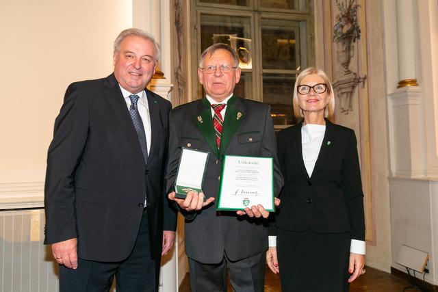 Leopold Neuhold erhielt das Großes Ehrenzeichen. | Foto: Land Steiermark/Frankl