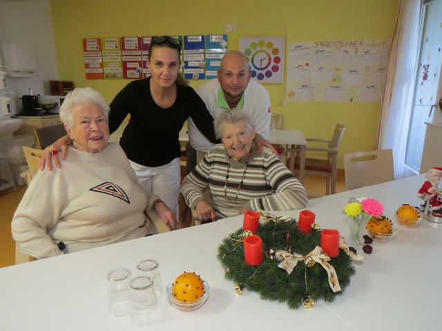 Maria Schroll und Margaretha Seidelhuber werden von Szilvia Florian und Richard Polko in Weihnachtsstimmung versetzt.