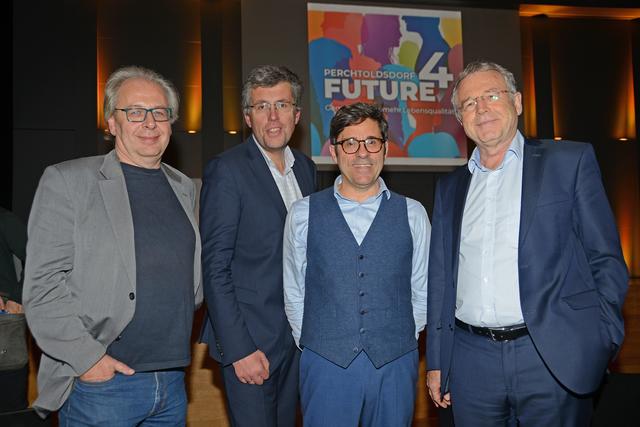Klimabündnis-Gemeinde initiator Bürgermeister Martin Schuster (ÖVP) (2.v.li.), gemeinsam mit dem Meteorologen und TV-Moderator Andreas Jäger (2.v.re.), sowie den geschäftsführenden Gemeinderäten Christian Apl (GRÜNE) (li.) und Alexander Nowotny (ÖVP) (re.)