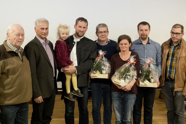 Die Mitglieder des Verein Dammfrei freuen sich über den Ausgang der Sitzung. | Foto: Verein Dammfrei