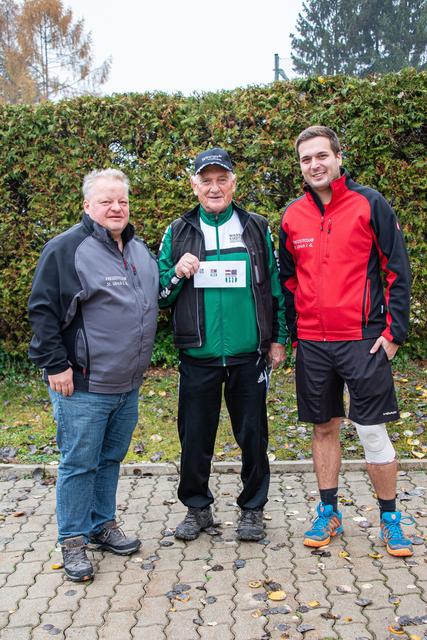 Franz Moschniak und Stephan Lindner vom Freizeitclub St. Ulrich überbrachten die Spende für das erkrankte Mädchen an Walter Hiesel, Obmann des Club Steiermark