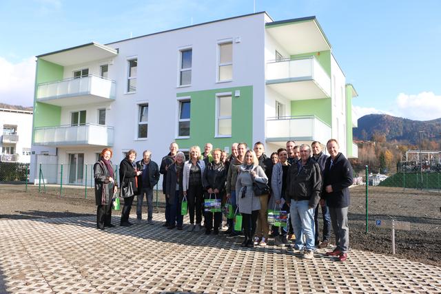 Die glücklichen Besitzer bei der offiziellen Übergabe der Eigentumswohnungen in Trofaiach.  | Foto: Grill