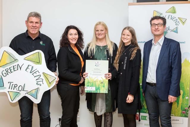 Umwelt Verein Obmann Michael Kneisl, LHStv.in Ingrid Felipe und Klimabündnis Geschäftsführer Andrä Stigger (v. l.) übergaben die Star-Urkunde an Bernadette Abendstein und Sophia Abendstein (Mitte) für das Steudltenn Theaterfestival