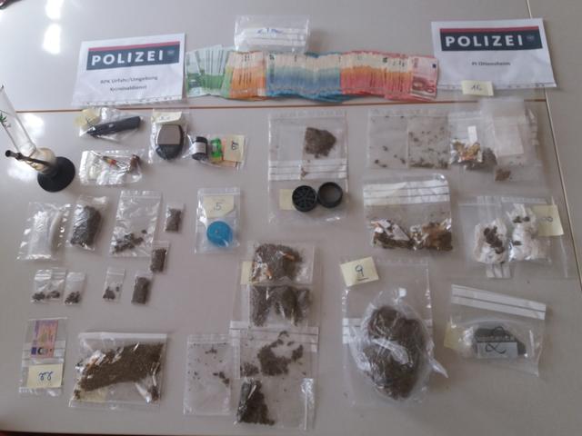 Bei einer Razzia bei den Großeltern des 17-Jährigen fand die Polizei hinter einer laufenden Waschmaschine ein Drogenversteck.