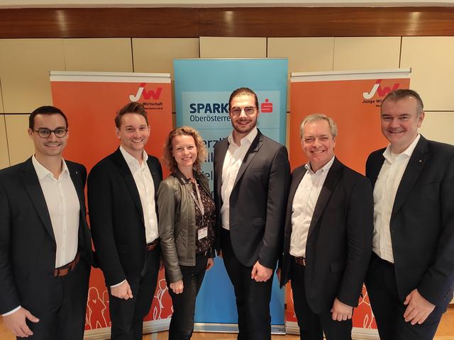 Christoph Kollingbaum (Sparkasse OÖ), Jürgen Kapeller, Bezirksvorsitzender JW Linz-Land, Andrea Danda-Bäck (Leiterin WKO Linz-Land), Lukas Hödl (Bezirksvorsitzender-Stv. der JW Linz-Land), Dietmar Heuritsch, GF TCS-Direkt Marketing GmbH und Christian Spatzierer (Leiter Geschäftskundencenter Linz-Land) (v. l. n. r.).
 | Foto: WKO Linz-Land