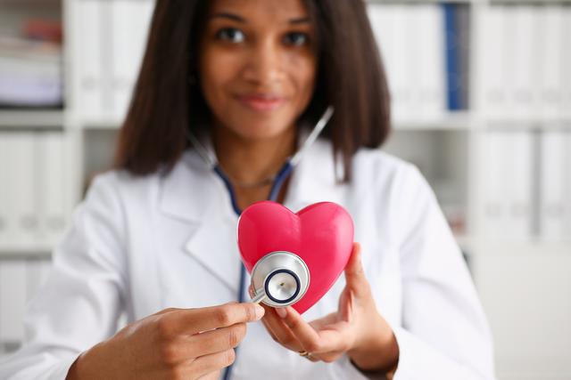 Eine gründliche Untersuchung gibt Aufschluss darüber, ob eine behandlungswürdige Herzrhythmusstörung vorliegt.