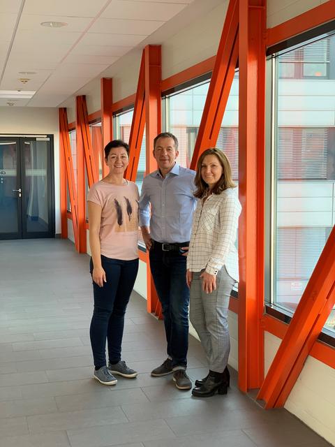 Elena Lang mit Erwin Resl (Gebrüder Weiss, Abteilungsleiter Projects East plus) und Elvira Karamehmedovic (Gebrüder Weiss, Corporate HR Development)