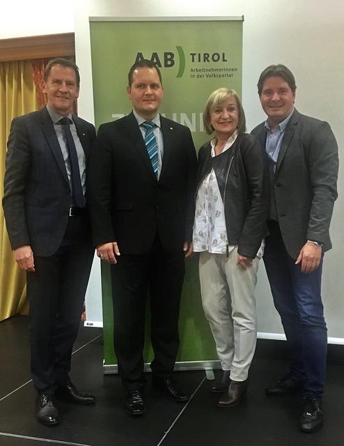 VP-Bezirksobmann Peter Seiwald (r.e) und LR Beate Palfrader gratulieren dem neugewählten AAB-Bezirksobmann Roman Thaler und danken Bgm. Paul Sieberer (li.) für seine jahrzehntelange Arbeit. | Foto: VP Tirol