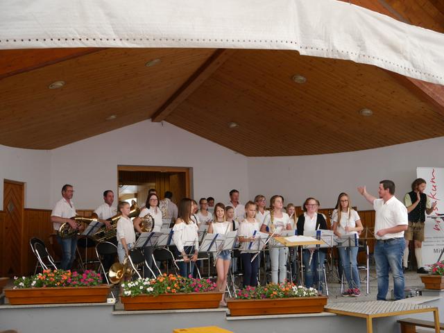 Bühne frei für die "Musilinos": Das Jugendblasorchester der Trachtenmusikkapelle Saalbach-Hinterglemm spielt bereits vor Publikum.