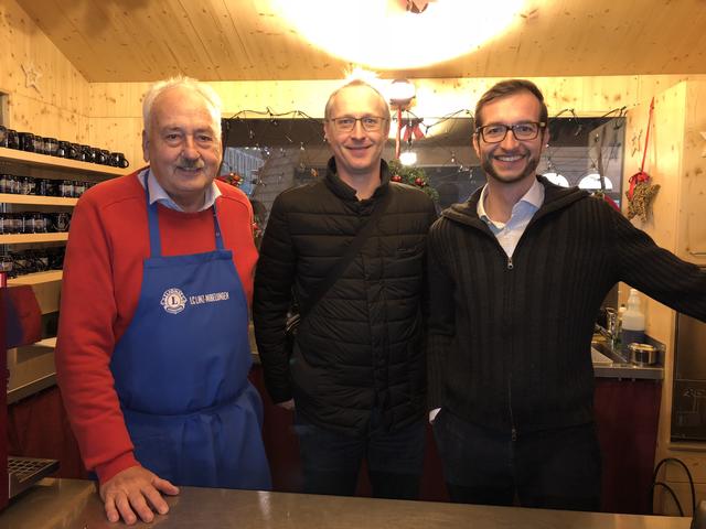Schenken gerne Punsch aus: Hans-Jörg Huber, Lions Club Linz Nibelungen-Präsident Markus Burgholzer und Stefan Leitl.