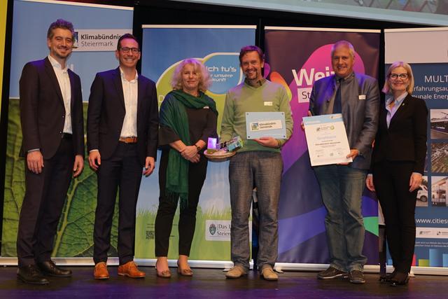 Bei der Gala: M. Hafner-Auinger (GF Klimabündnis Österreich) F. Hofer, A. Gössinger-Wieser (Klimaschutzkoordinatorin Land), J. Preitler, G. Bauer (Vzbgm.) und G. Kolar (Landtagspräsidentin Steiermark) | Foto: Stadtgemeinde Weiz
