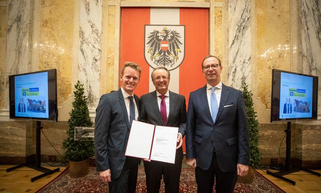 Staatswappen für die Biedermann GmbH in Kalsdorf: Martin und Armin Biedermann und Sektionsleiter Georg Konetzky (v.l.)