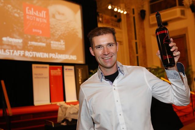 Erich Scheiblhofer durfte sich über den Sieg in der Kategorie „Cabernet Sauvignon 2017“ freuen. | Foto: Falstaff Verlags GmbH/APA-Fotoservice/Schedl