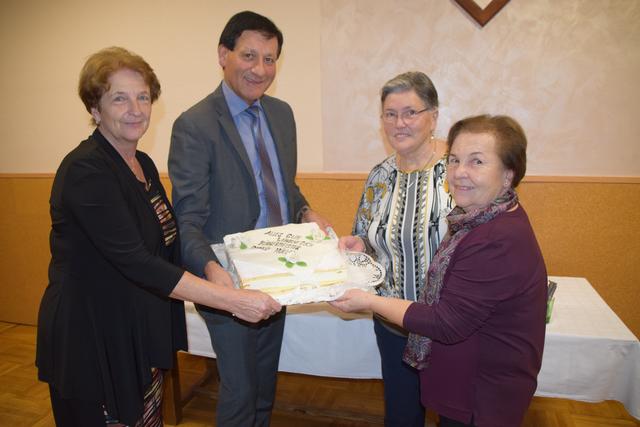 Bürgermeister Gerald Hüller unterstützte die Jahrgangsfeier und brachte eine Torte von Konditormeister Wolfgang Kornfehl für die Geburtstagskinder mit.